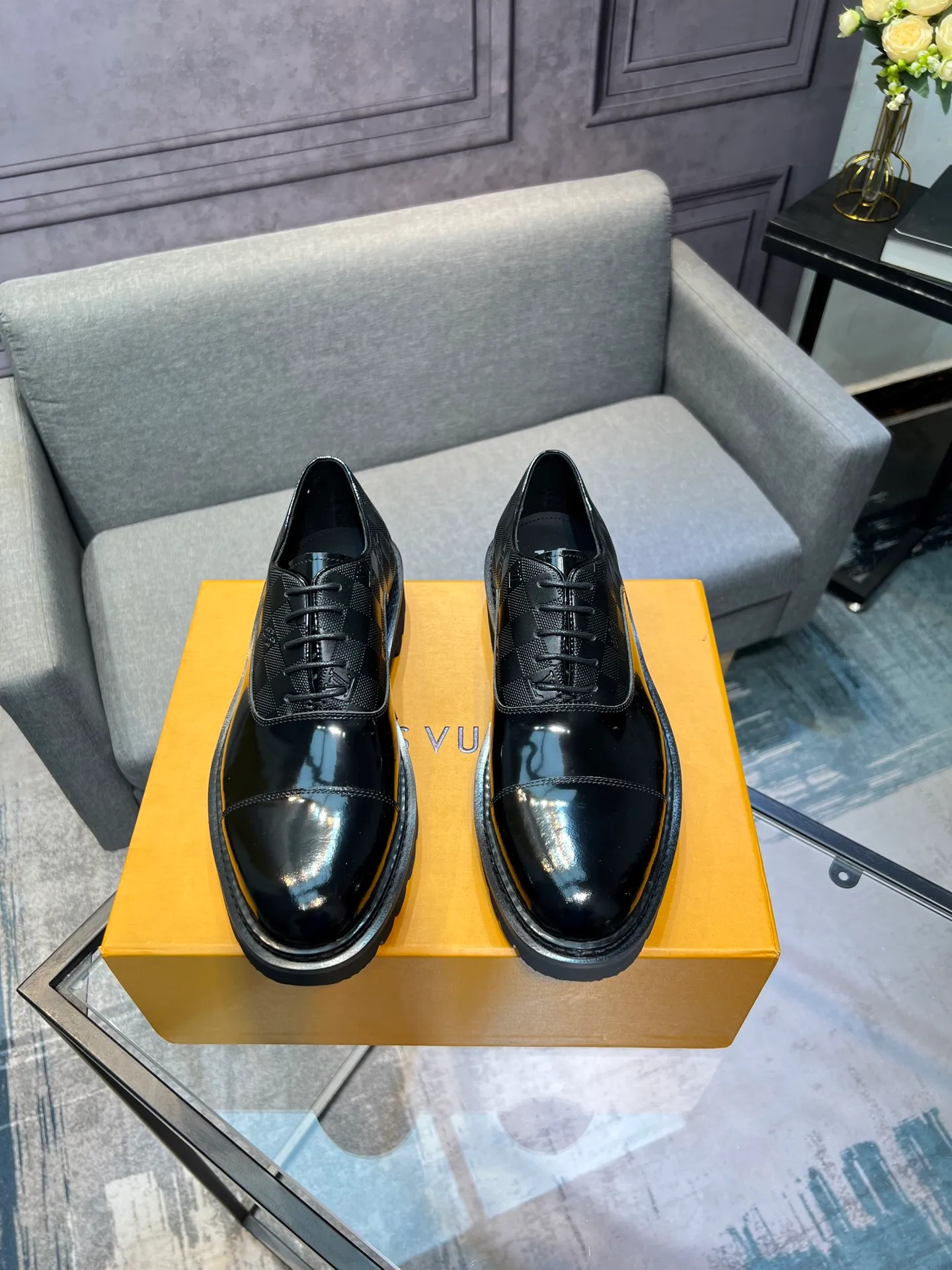 Men's shoes 💰820 [LV] - High-end quality - Upper: 🔝 tumbled cowhide, Nappa cowhide, brand logo sewn on shoe body - Lining: cowhide, foot pads; water-dyed cowhide - Outsole: TPR·rubber foam; two-color molded outsole -Super high quality control·Fine workmanship: highlighted (high-end·luxury·grade) -Size: 39-44 (38 45 can be customized)